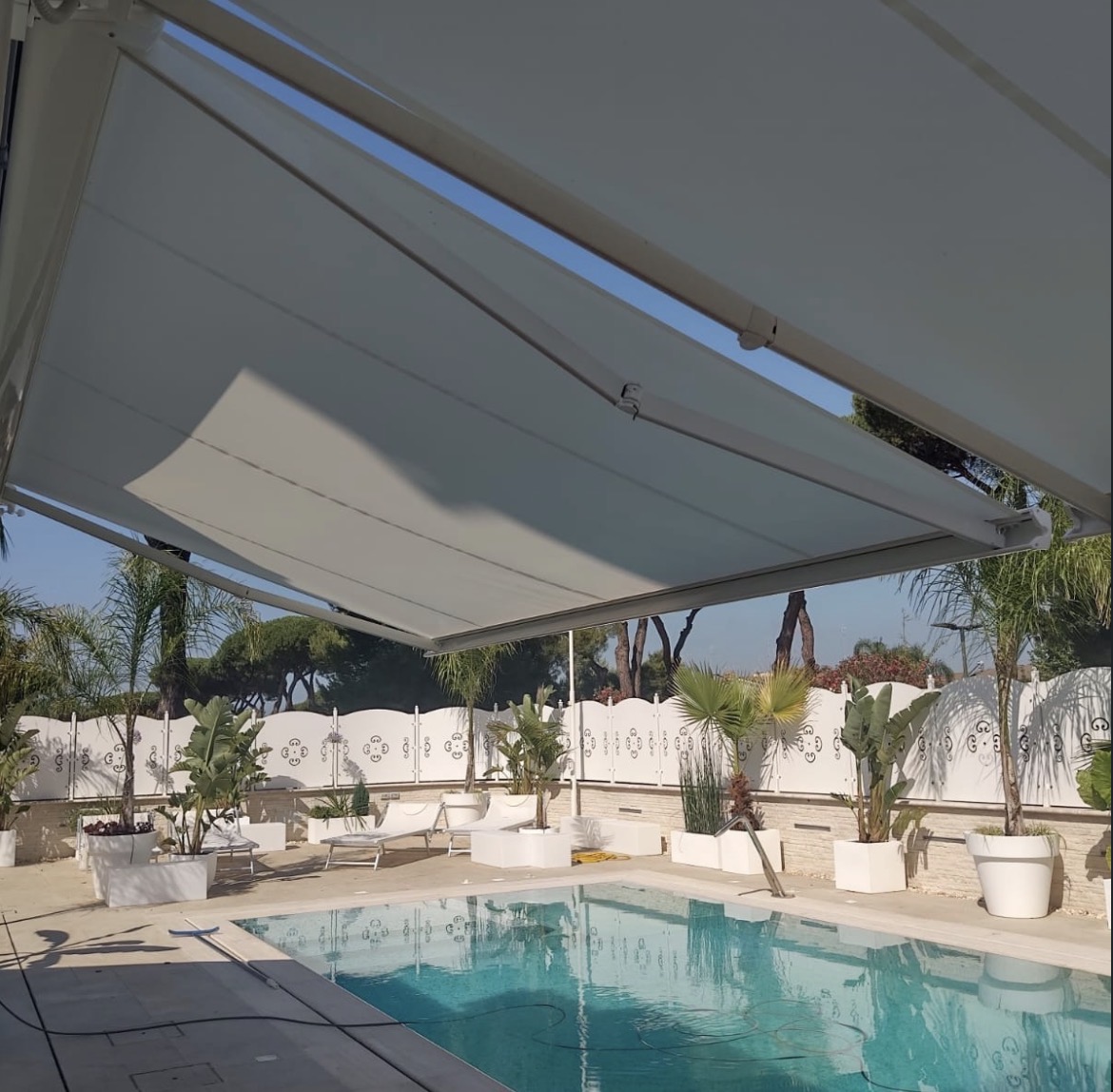 Tenda da sole in un ambiente esterno con piscina