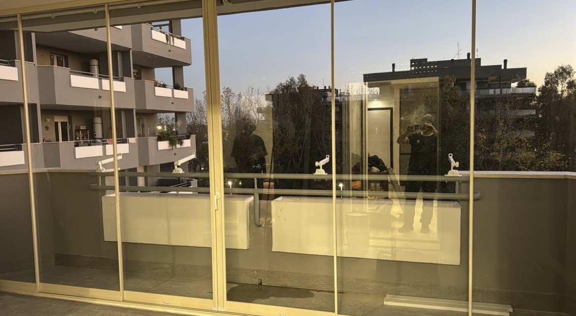 Vetrata scorrevole affacciata su un balcone